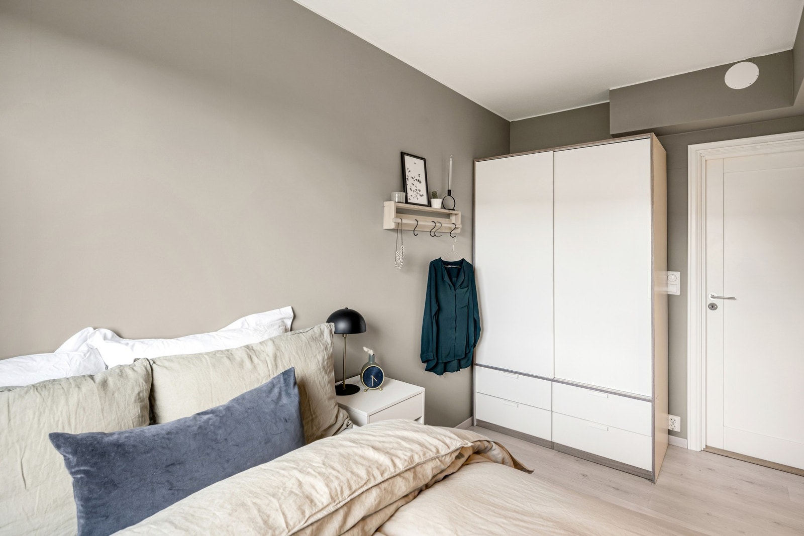 God plass til oppbevaring/ garderobeskap. Galleribilde