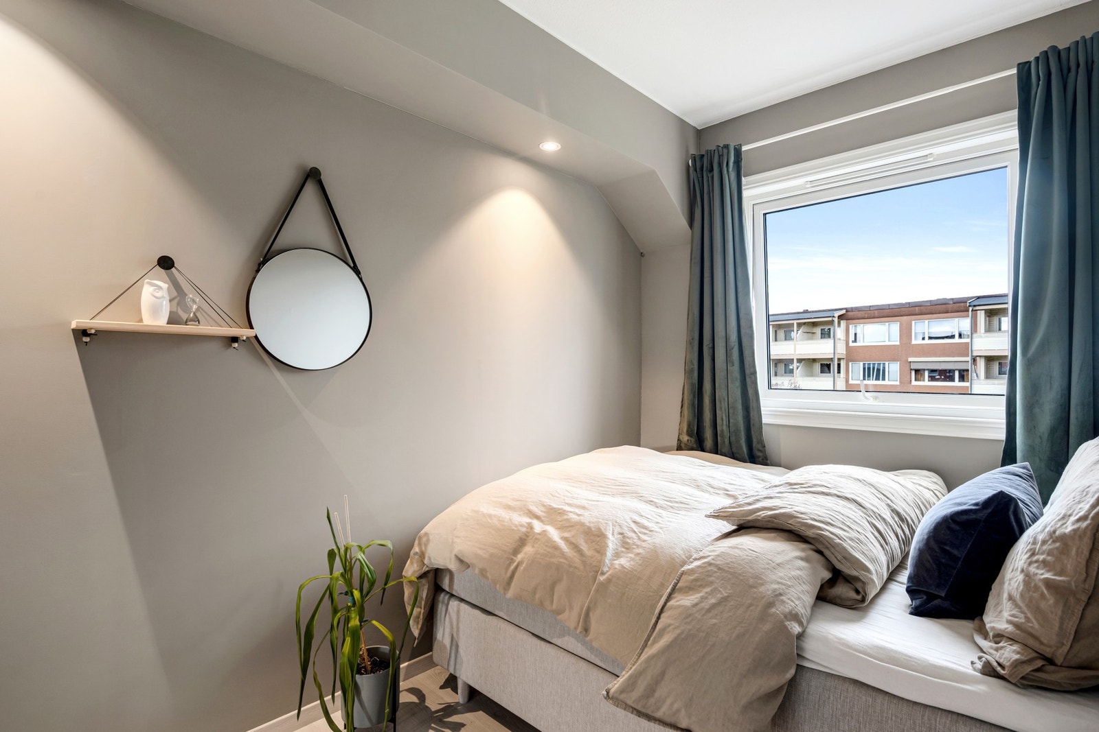Soverommet er malt i en behagelig fargetone og har downlights i spotkasse. Vinduet er vendt ut mot rolig område. Galleribilde