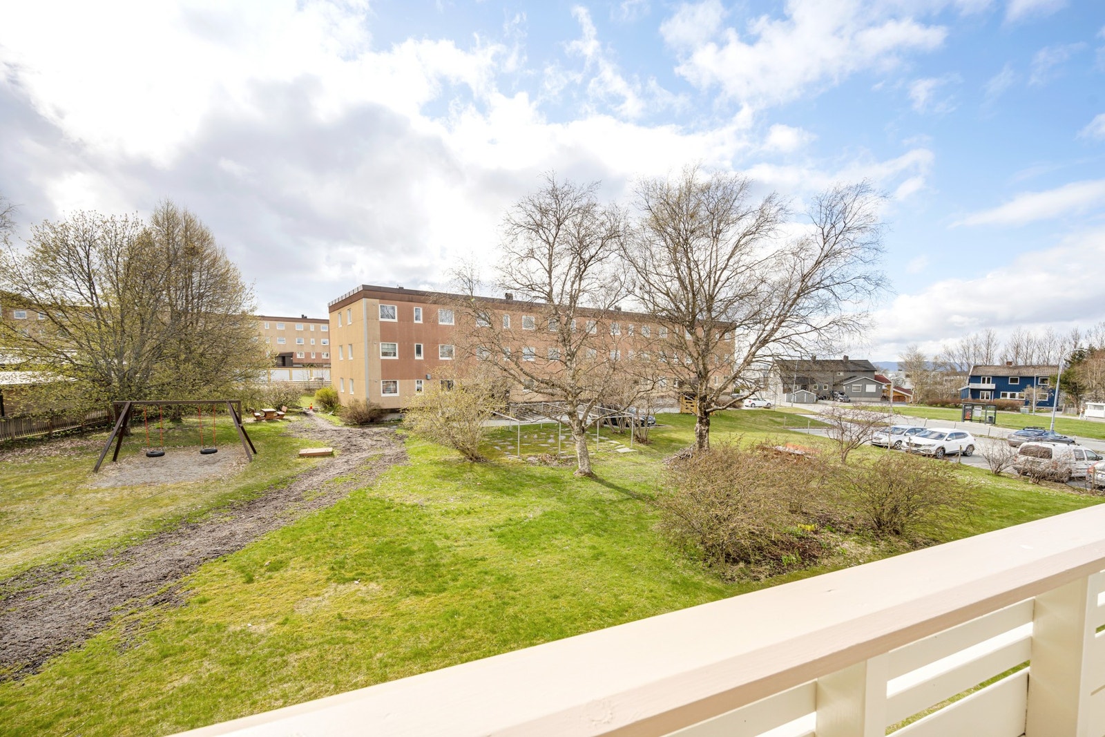 Fint grøntområde utenfor balkongen (det er nylig nedgravd fiberkabler i borettslaget, men om litt vil det være like grønt og fint som før). Galleribilde