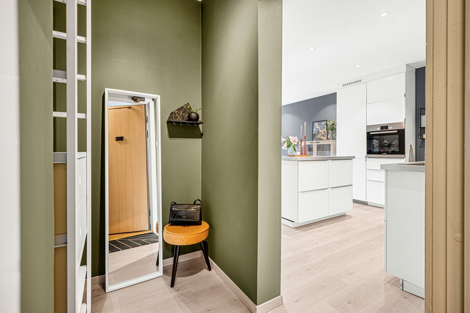 Det er lagt gjennomgående 1-stavs gulv i leiligheten. Galleribilde