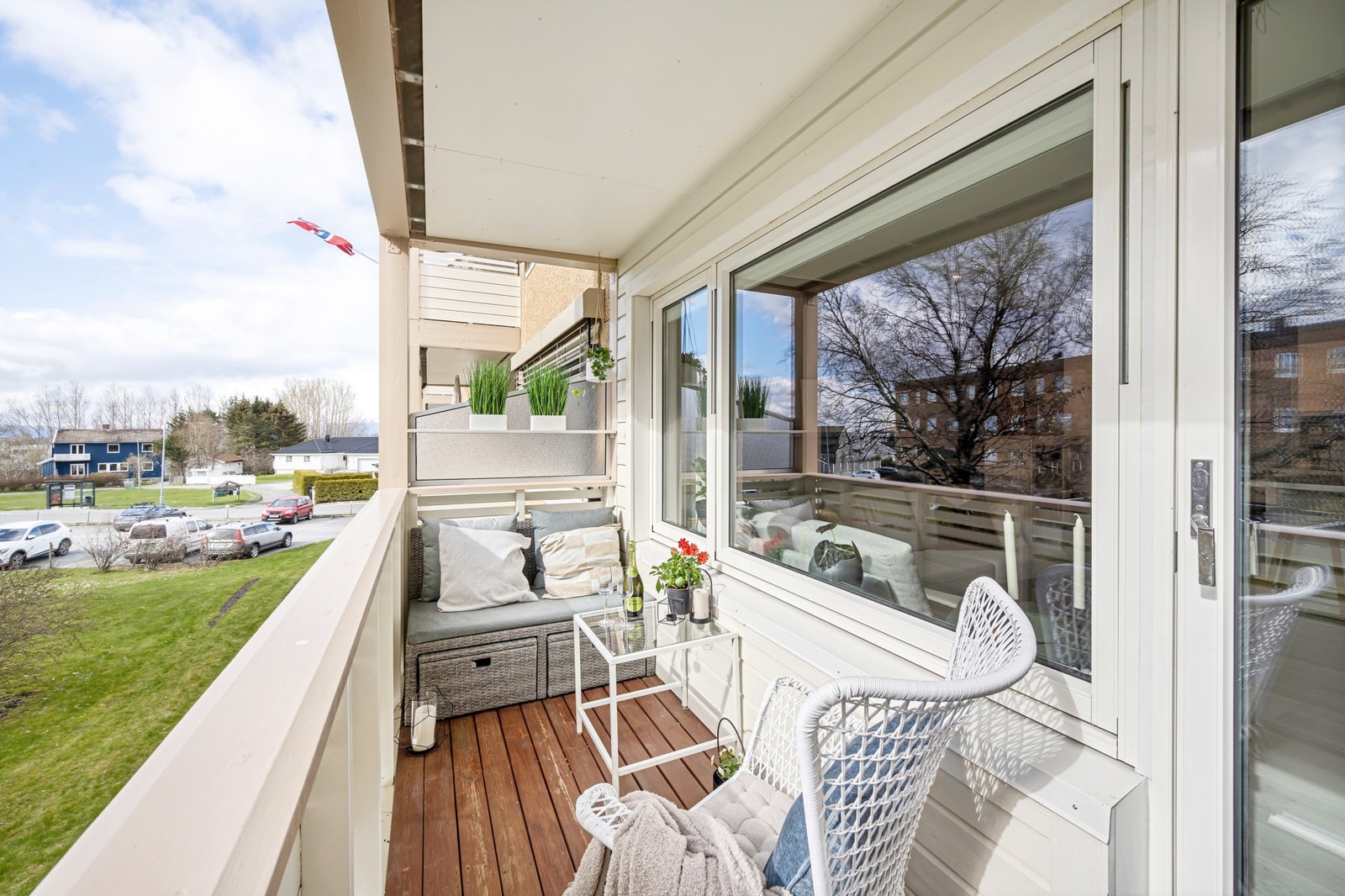 Fra stuen er det utgang til vestvendt balkong hvor man nyter solen fra ca. 13:00 til solnedgang på sommerstid. Galleribilde