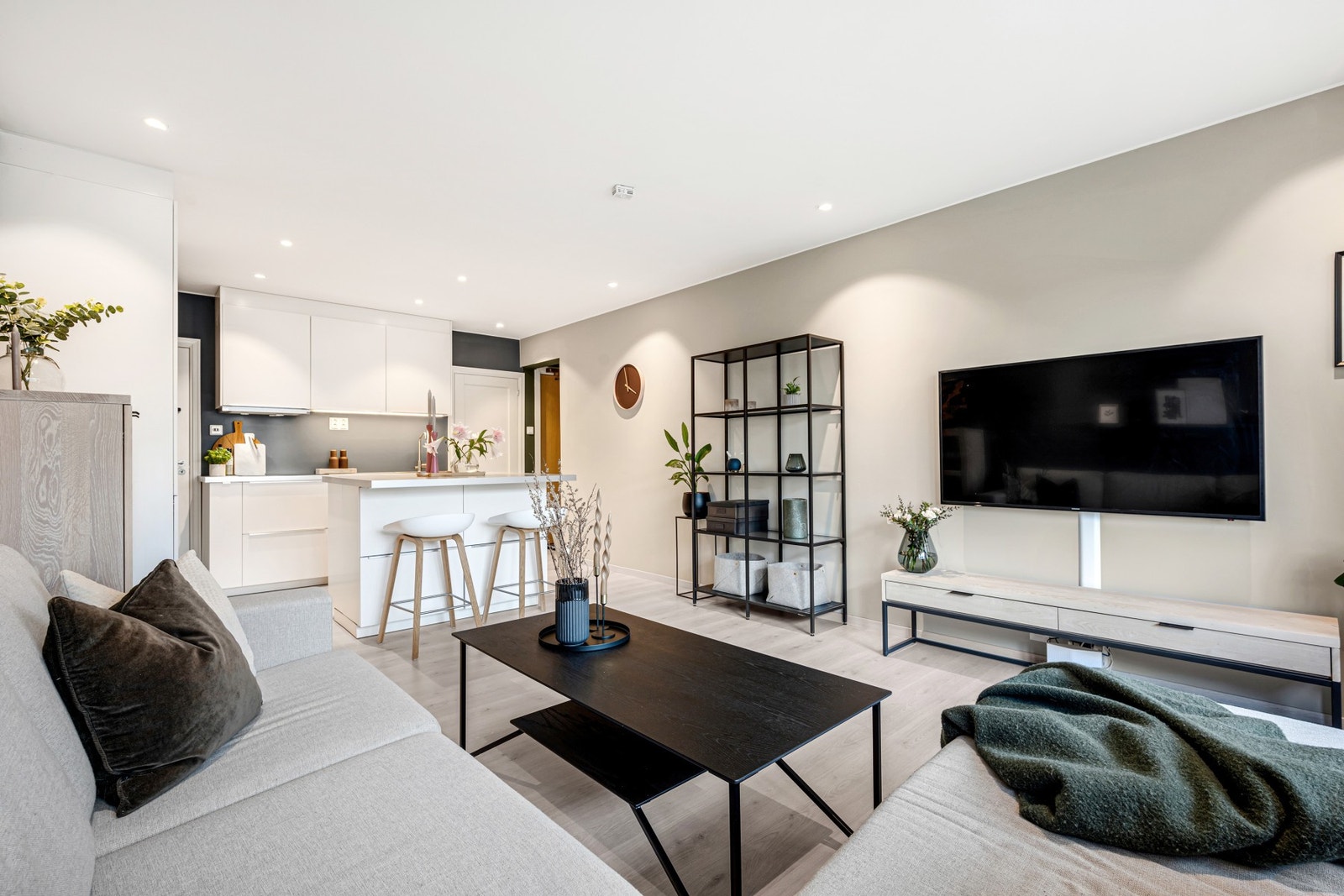 EiendomsMegler 1 v/Frank Robert Bae har gleden av å presentere en strøken 2-roms leilighet beliggende på populære Charlottenlund! Galleribilde