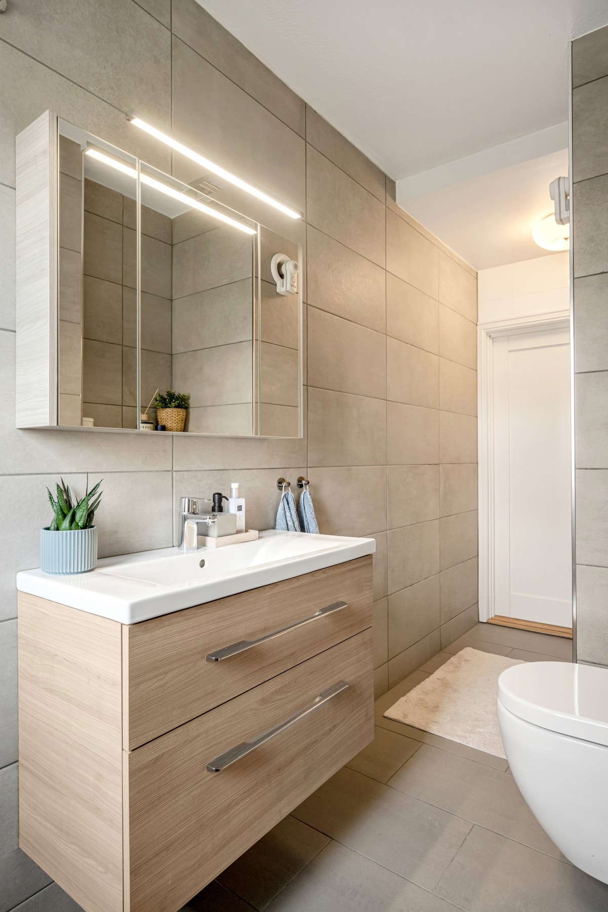 Badet er på ca. 5 kvm, og inneholder bl.a moderne baderomsinnredning, vegghengt WC, dusjsone og opplegg for vaskemaskin. Galleribilde