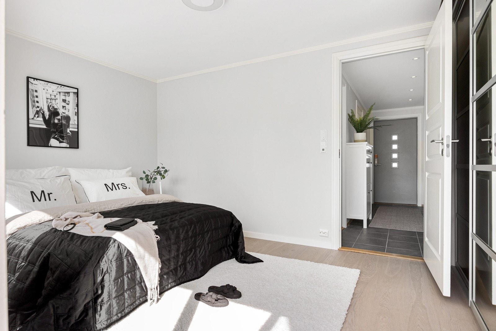 Soverommet er av en god størrelse med stor skyvedørsgarderobe Galleribilde