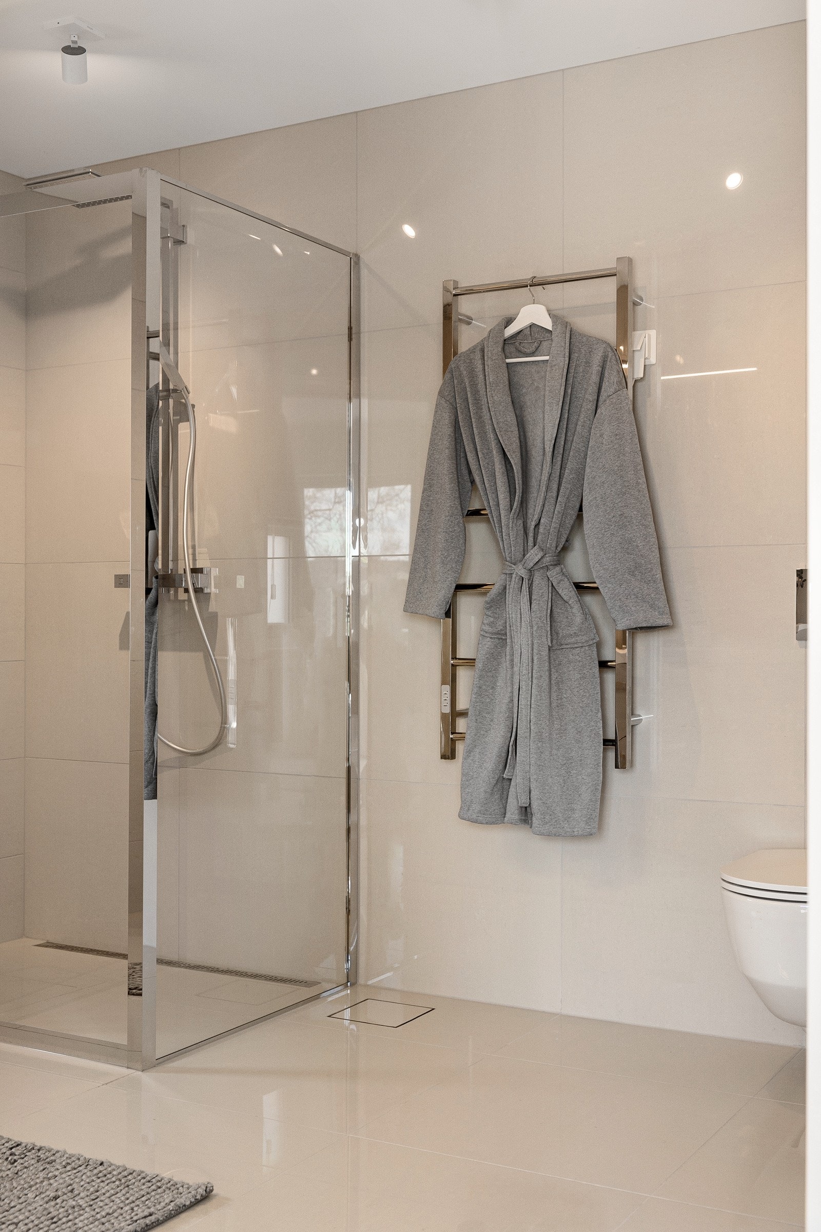 Det er behagelige varmekabler i baderomsgulvet Galleribilde