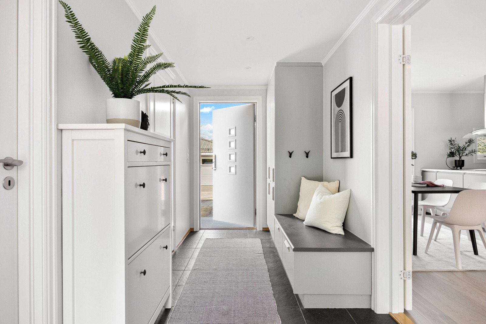 Innbydende entré med integrert garderobe og benkeløsning Galleribilde