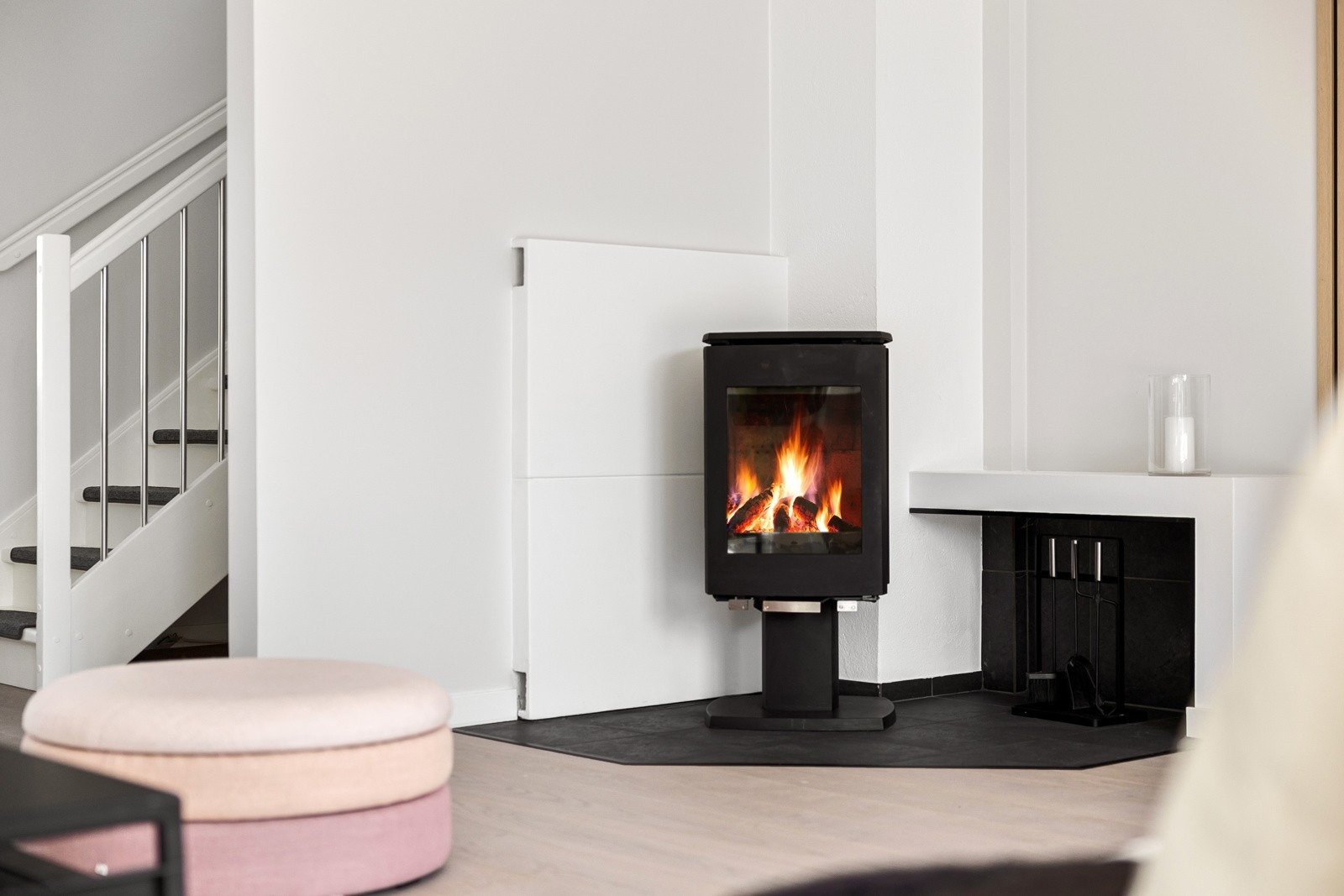 I boligens hovedstue er det ildsted som gir ekstra med varme de sene vinterkveldene Galleribilde