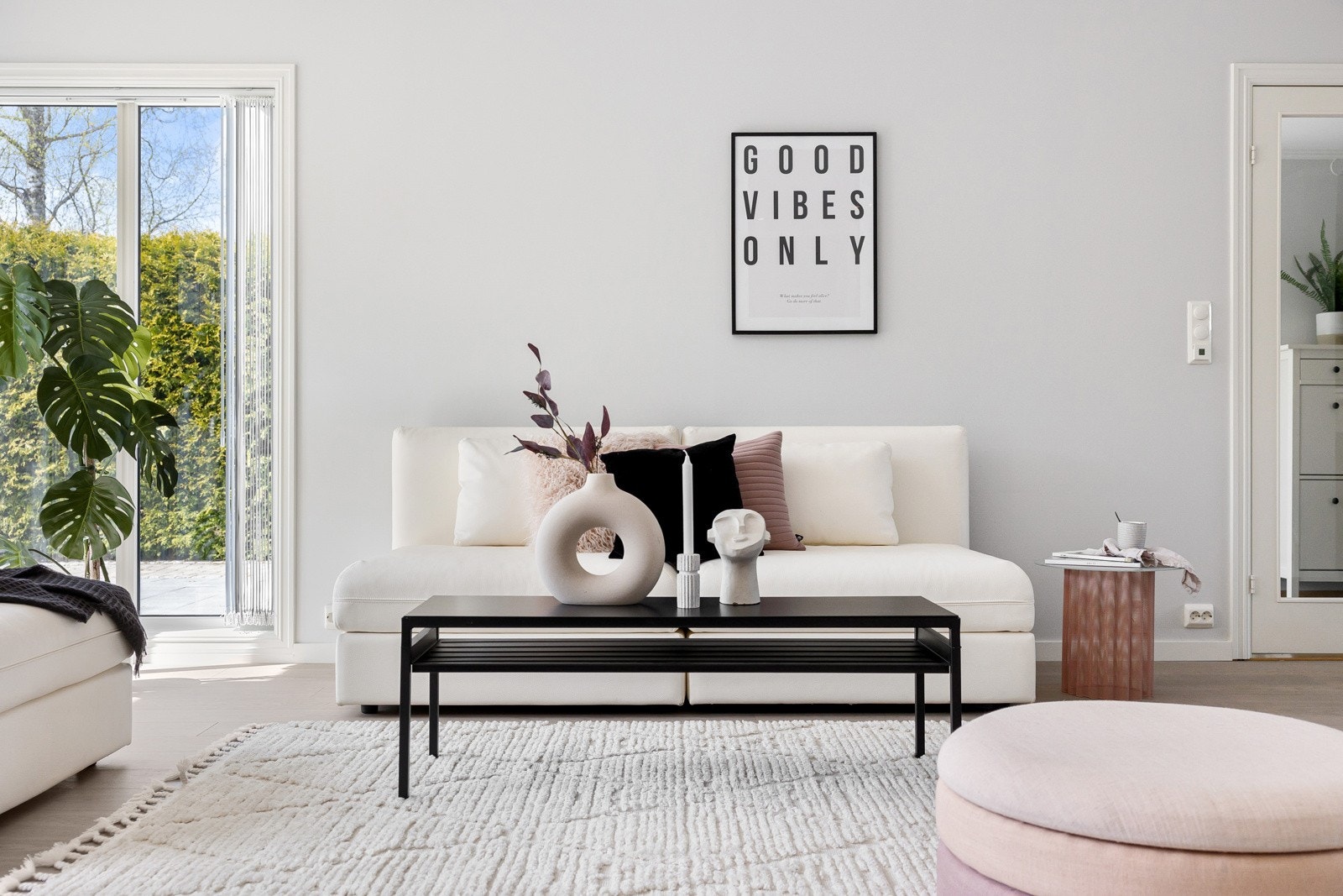 Stuen er sjenerøse vindusflater og en god takhøyde som gir god romfølelse Galleribilde