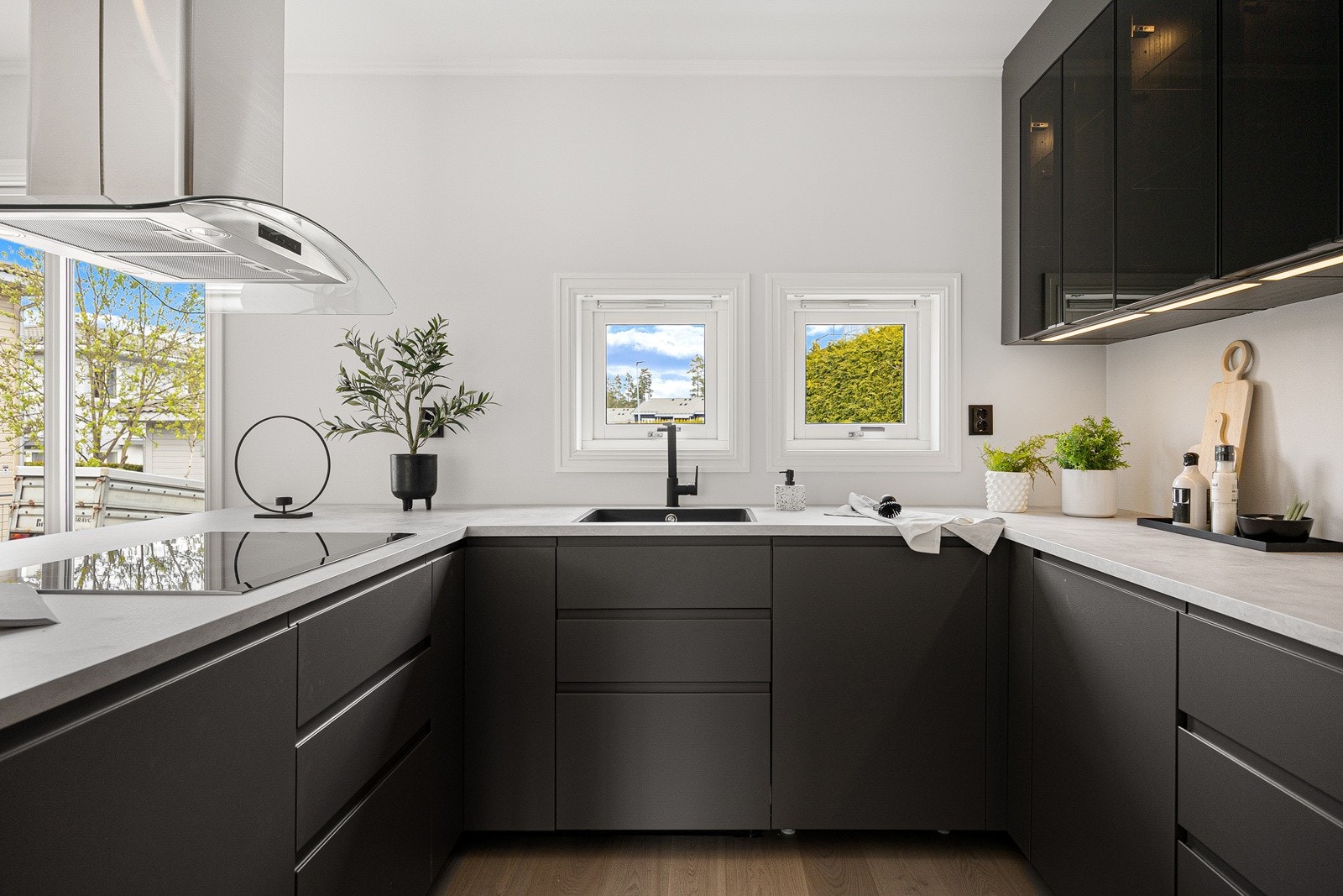 Kjøkkeninnredningen har rikelig med skap- og benkeplass Galleribilde