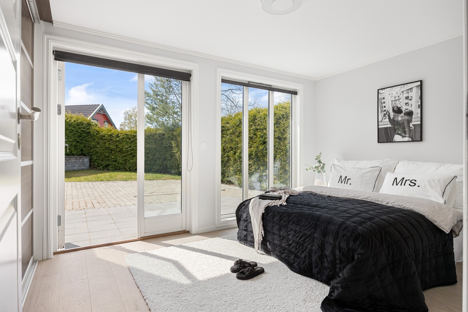 Hovedsoverom med utgang til hage Galleribilde