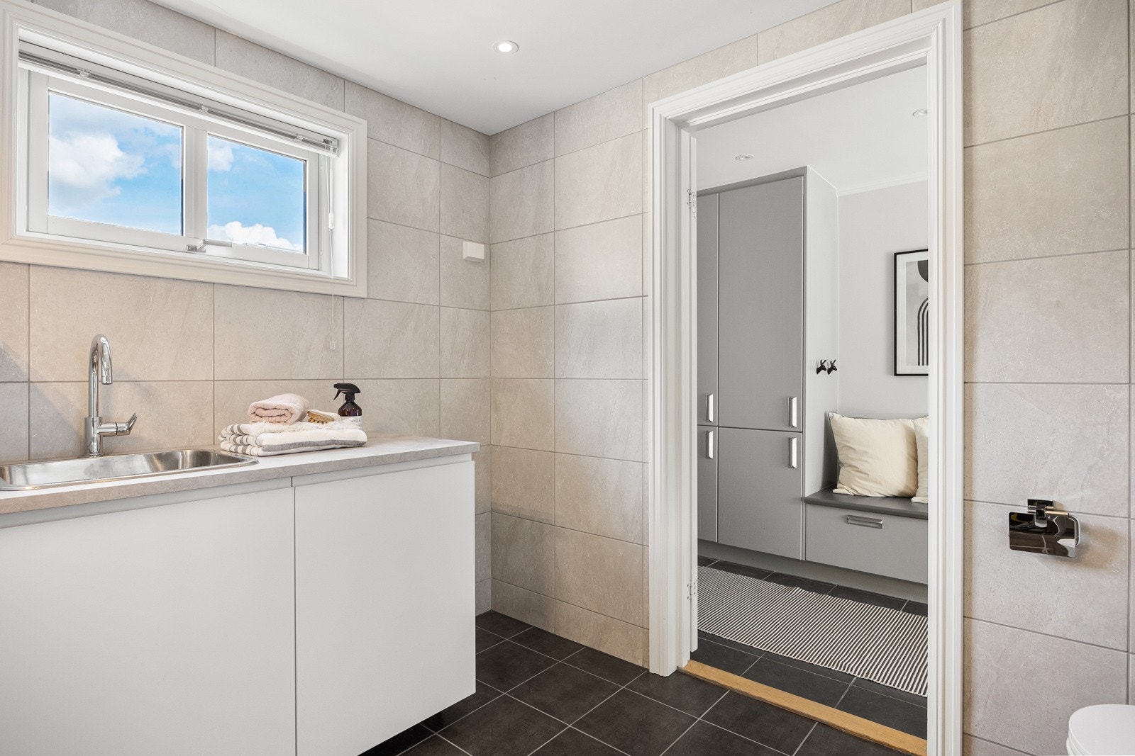 Det er opplegg for vaskemaskin og tørketrommel på badet i 1. etasje Galleribilde