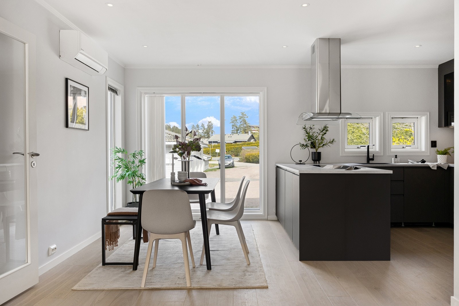 Spisestue-avdeling ved kjøkkenet Galleribilde