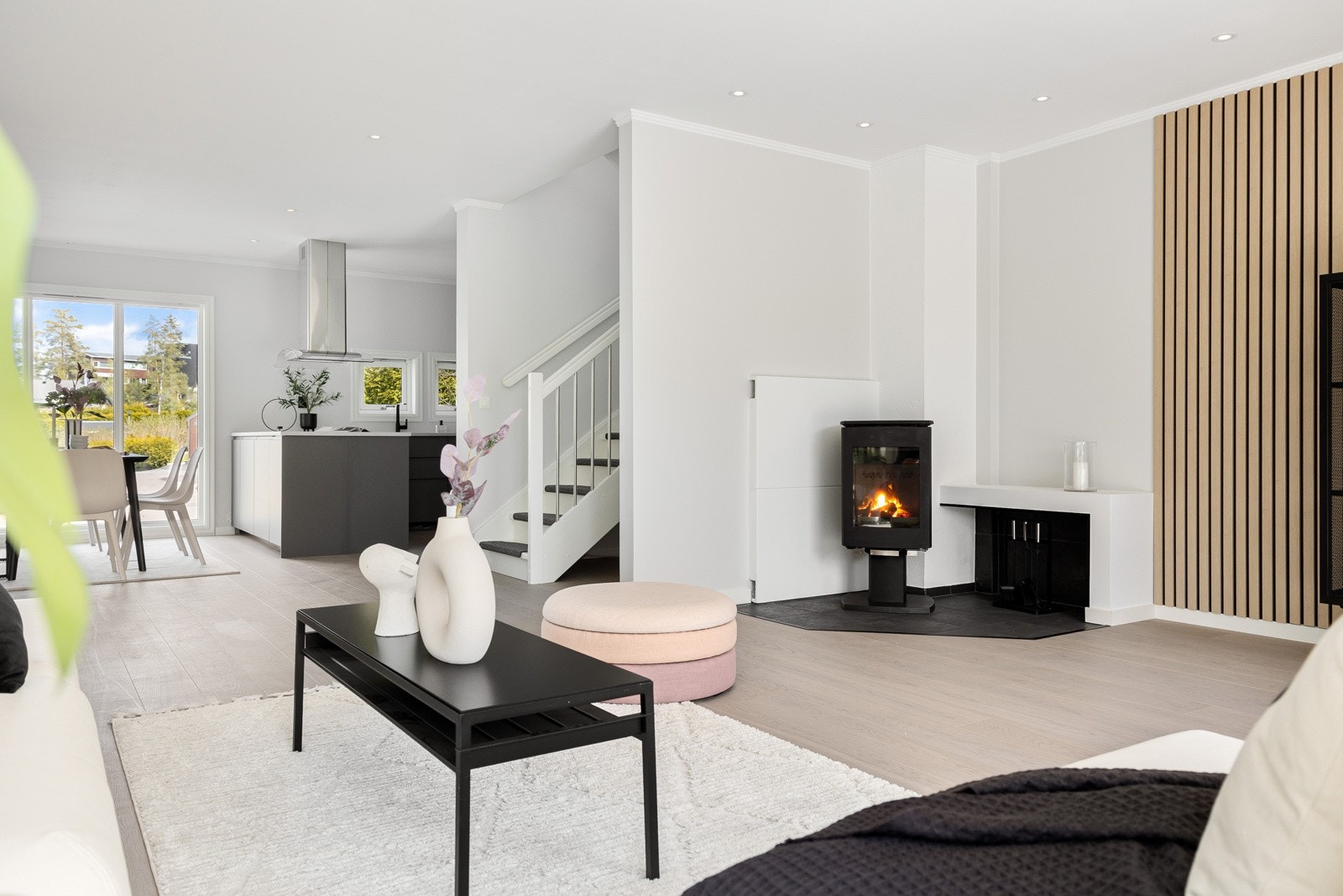 Stuen er et sosialt oppholdsrom med god plass til sofagruppe Galleribilde