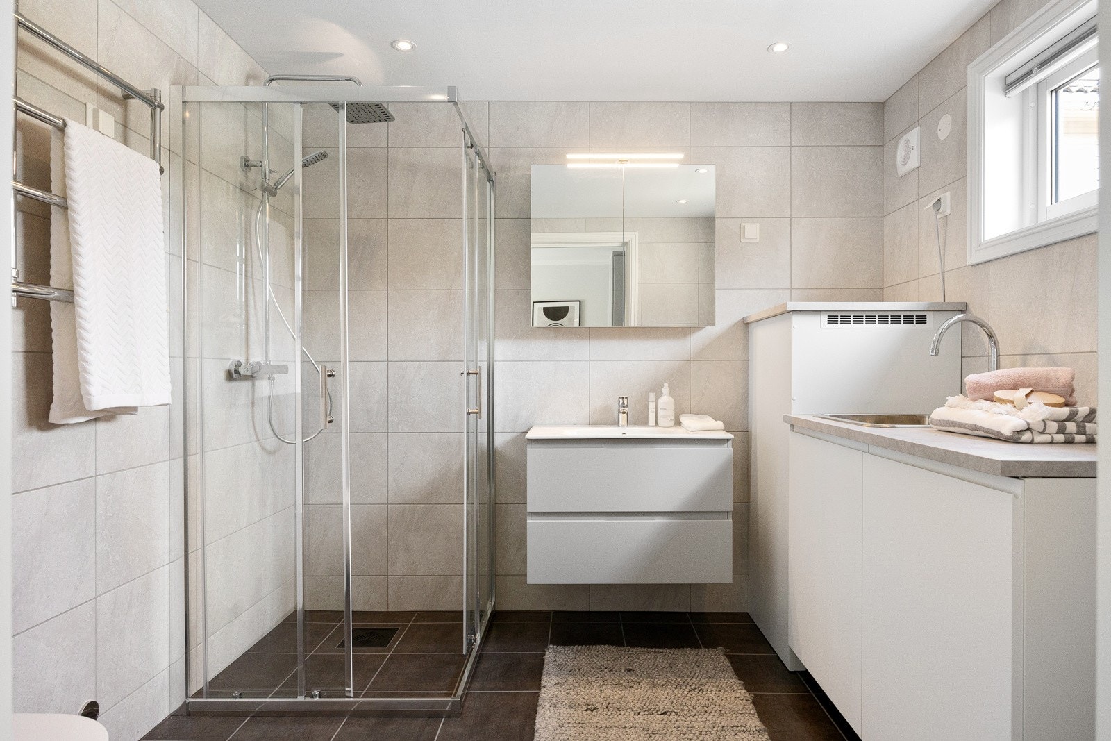 Lekkert bad i 1. etasje - Oppusset i 2022 Galleribilde