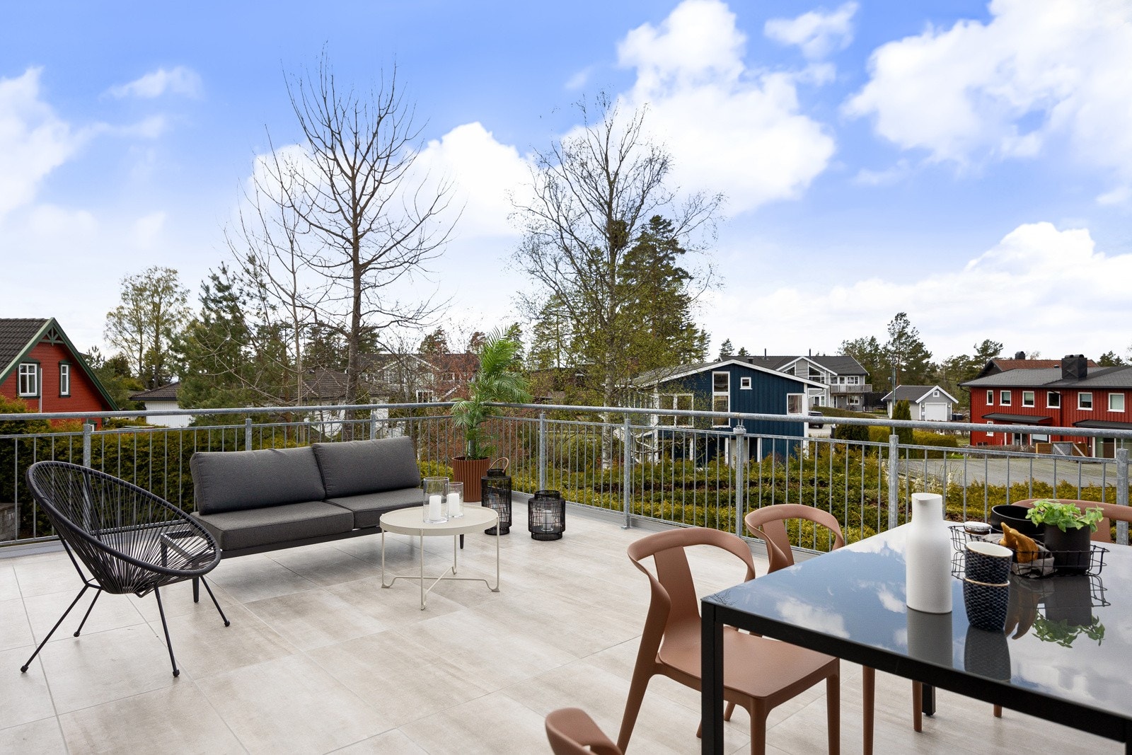 Det er god plass til hagemøbler på terrassen Galleribilde