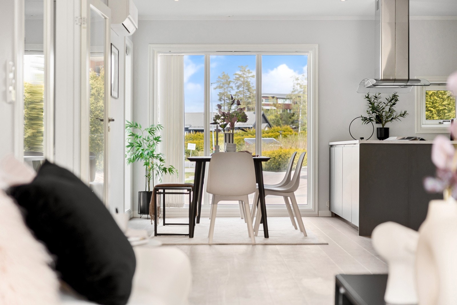 Det er god plass til spisebord i egen avdeling ved kjøkkenet Galleribilde