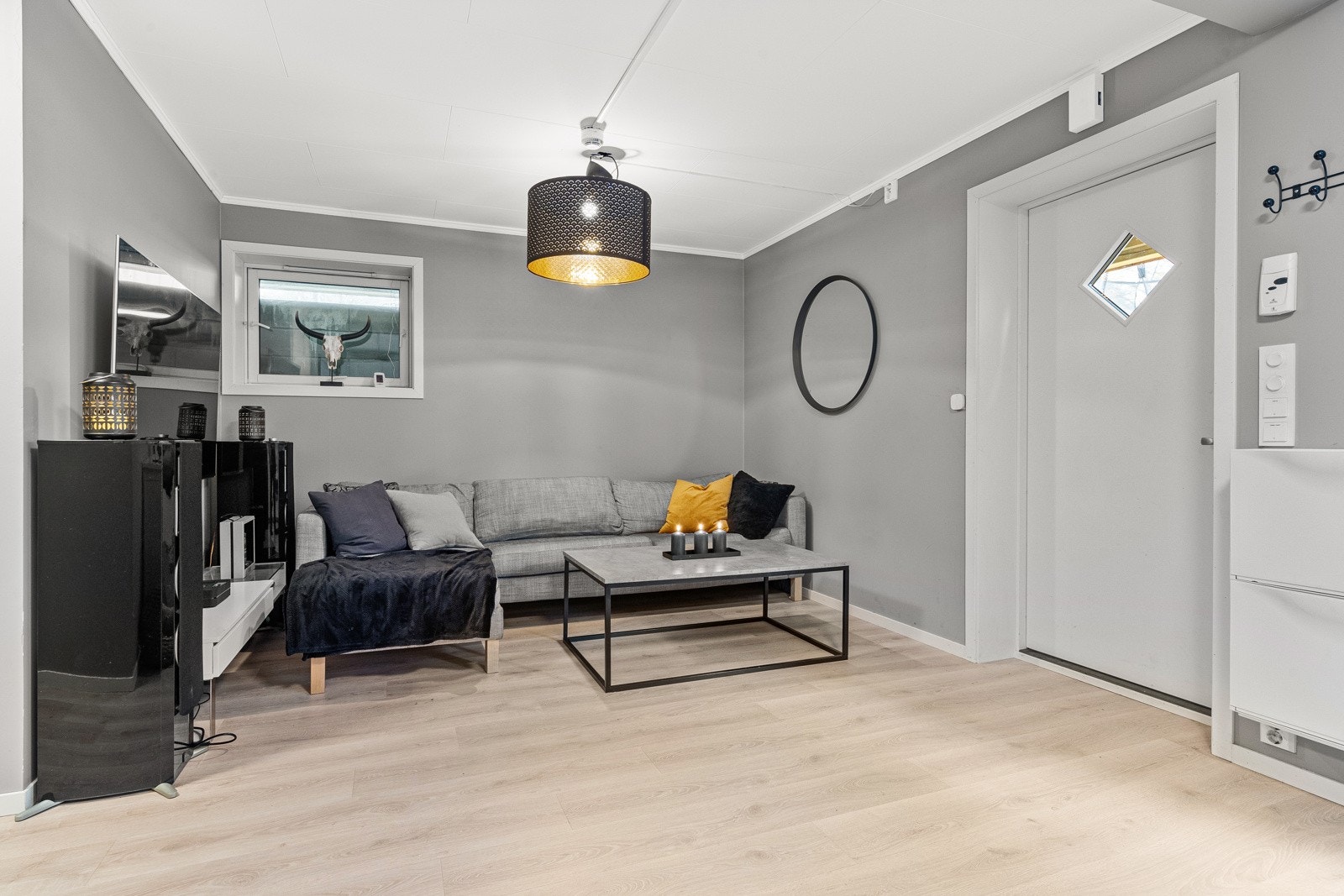 Utleiedelen i sokkeletasjen er på 59 m² og inneholder en romslig stue- og kjøkkenløsning, to soverom og et bad. Dette genererer pr. i dag en månedlig og skattefri leieinntekt på kr. 13.500 Galleribilde