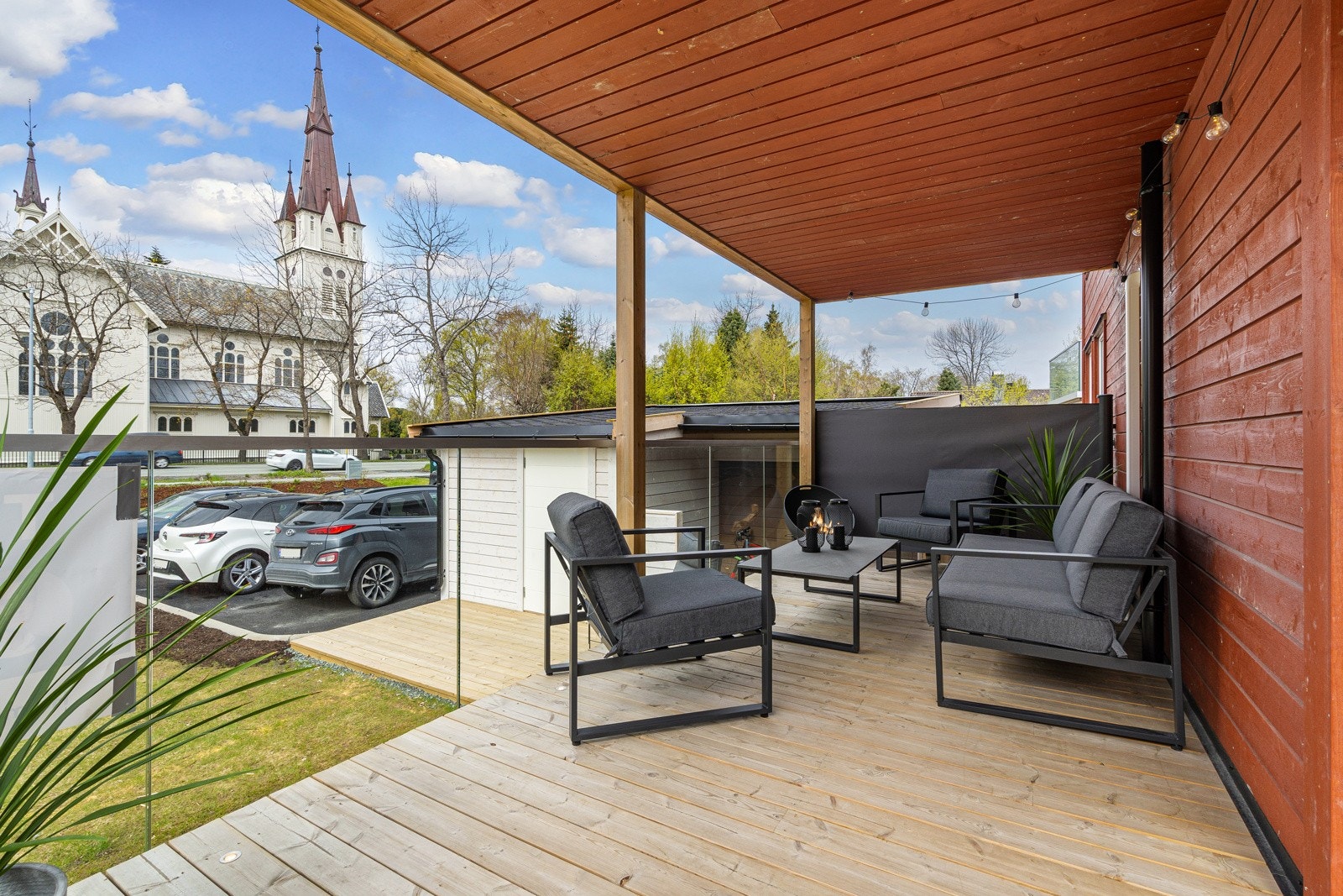 Fra stuen i 1. etasje er det direkte adgang til en romslig terrasse på hele 29 m², som strekker seg langs sør- og vestsiden av bygget. Dette byr på gode solforhold Galleribilde