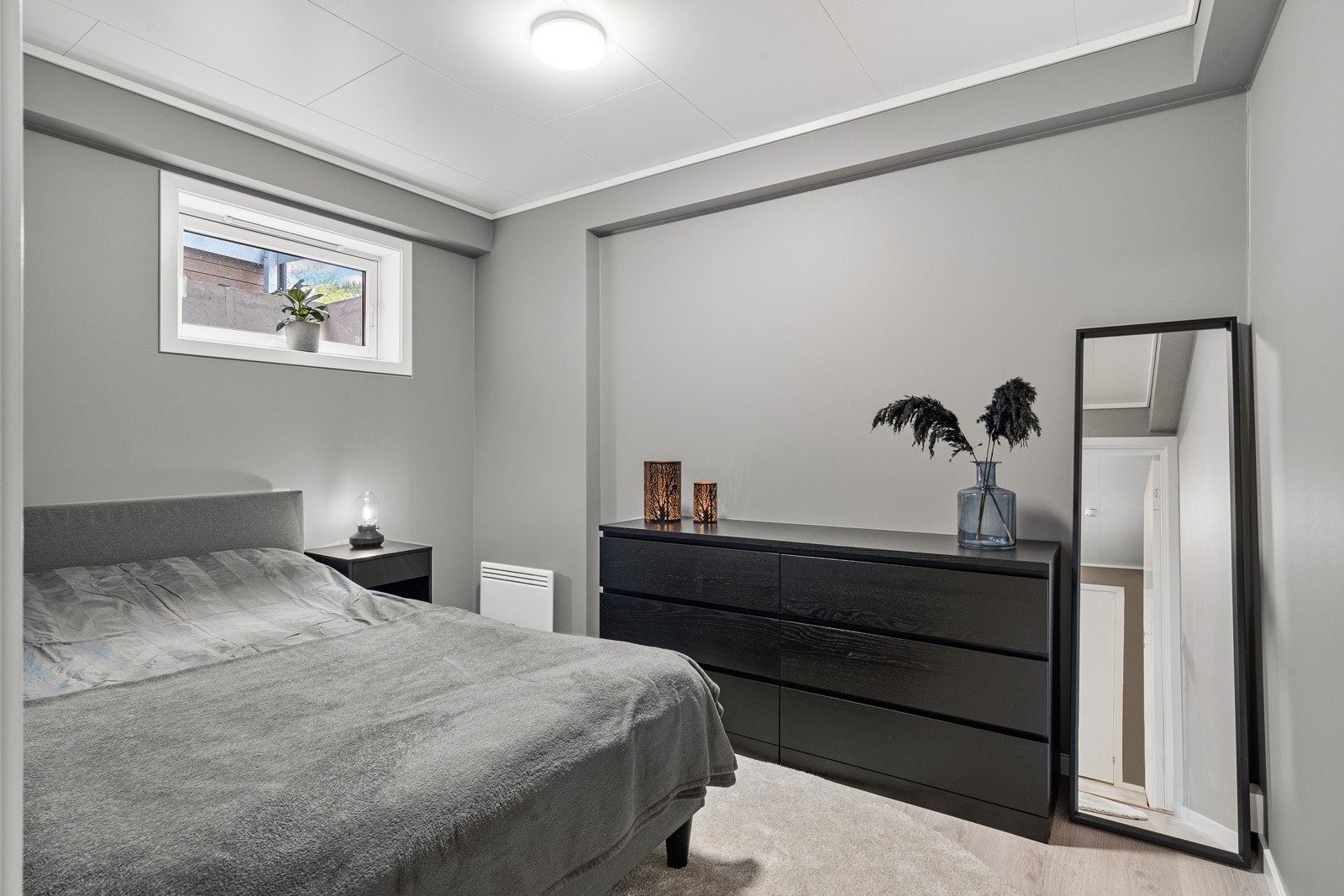 I sokkelen er det to soverom på hhv. 7 og 13 m². Ved enkle tiltak kan større deler av sokkelen utnyttes som utleiedel om ønskelig Galleribilde