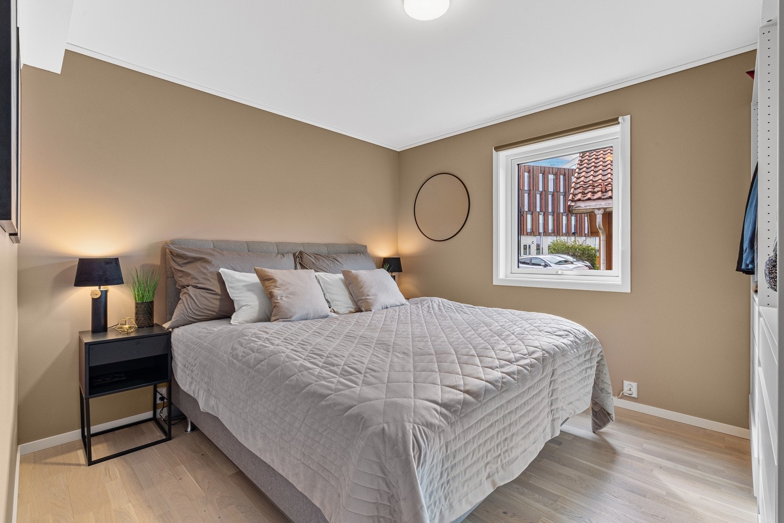 Hovedsoverommet er på 11 m² med god plass til dobbeltseng og tilhørende møblement, samt ønsket garderobeløsning Galleribilde