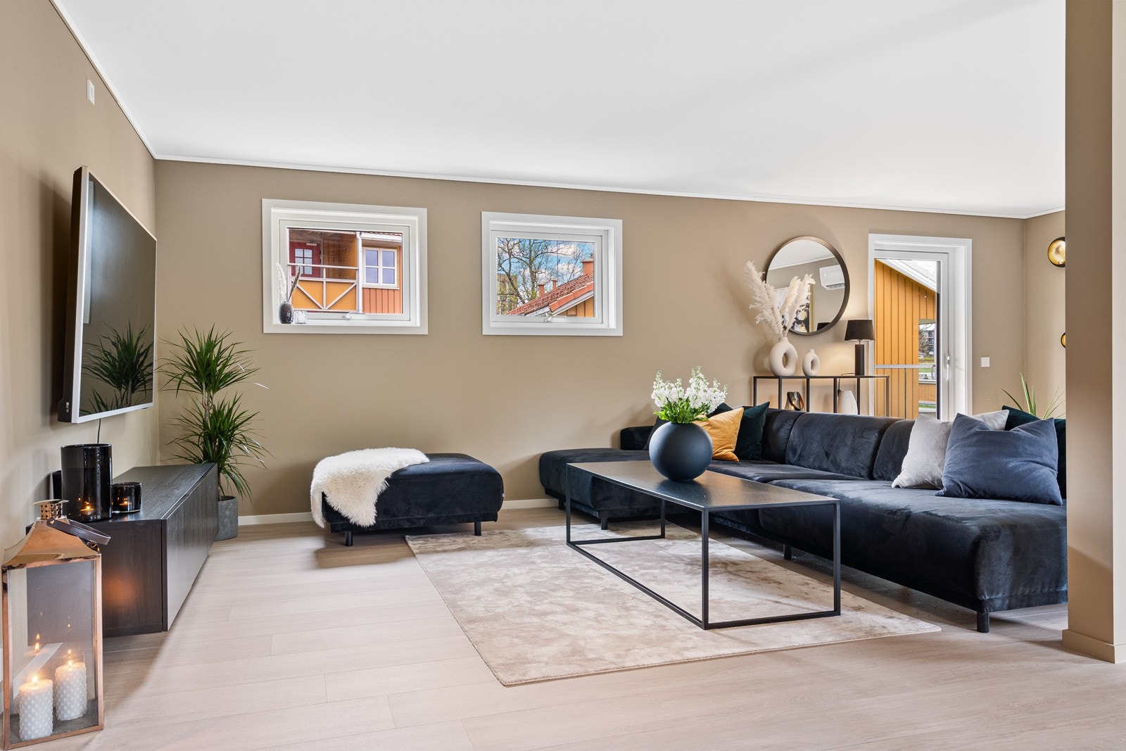 Det er en gjennomgående bruk av mange vindusflater, som gir gjennomlysning og hever romfølelsen Galleribilde