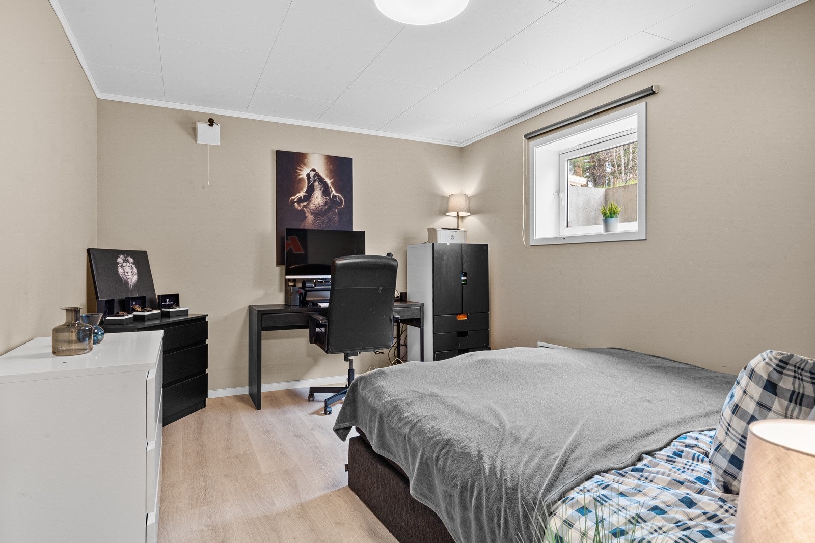 Innredet rom i hoveddel på 8 m². Rommet er opprinnelig en bod, men benyttes i dag som soverom. Det gjøres oppmerksom på at tiltaket ikke er omsøkt Galleribilde