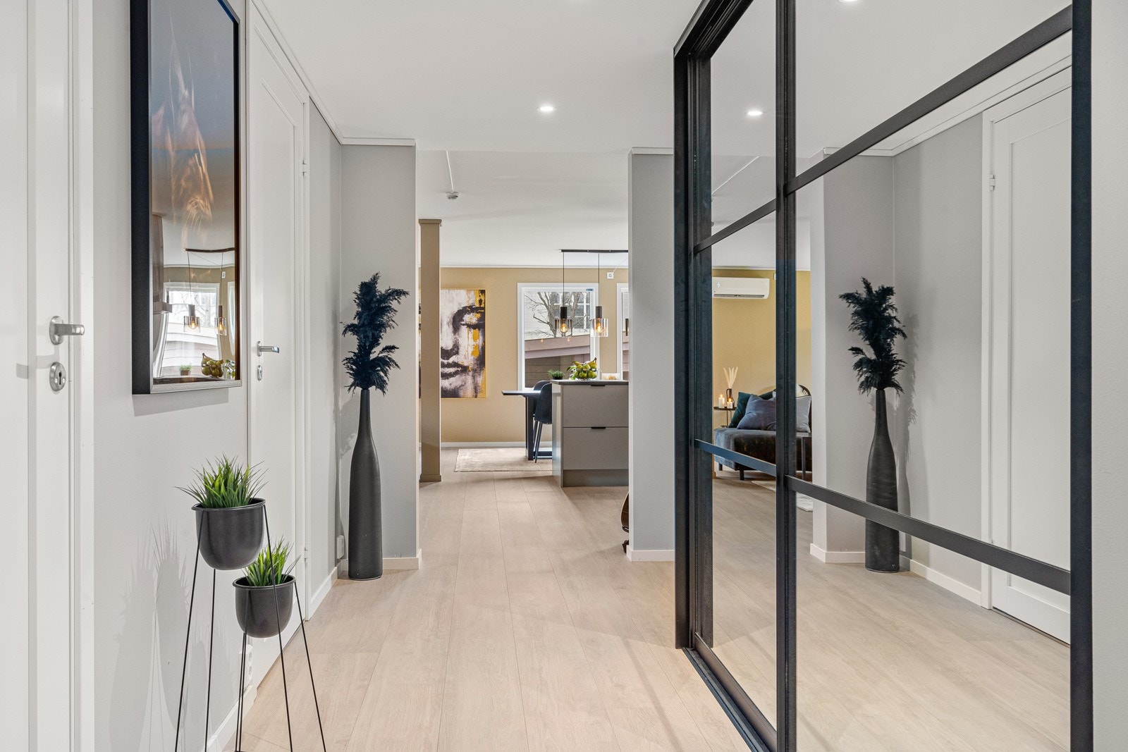 Flott gang på 9 m² med stor skyvedørsgarderobe. Gangen er et flott bindeledd mellom stue, soverom og bad Galleribilde