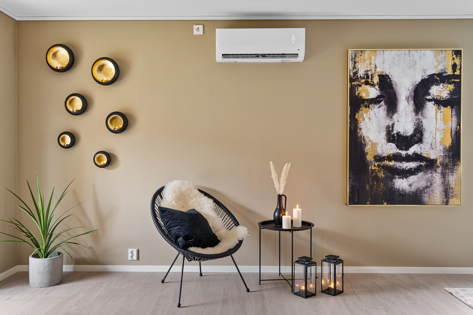 Boligen er malt i tidsriktige og moderne fargevalg, som gir en lun og koselig hjemmefølelse Galleribilde