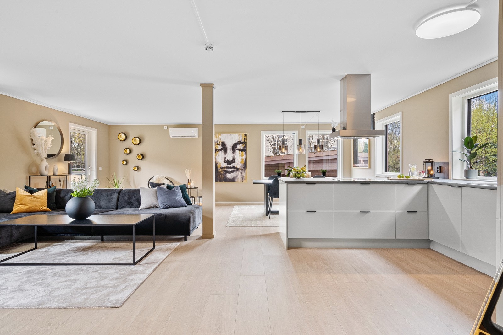 Det store stue/kjøkken arealet fremstår som en flott sosial sone. Legg merke til at det er en utstrakt bruk av vindusflater på alle vegger. Galleribilde