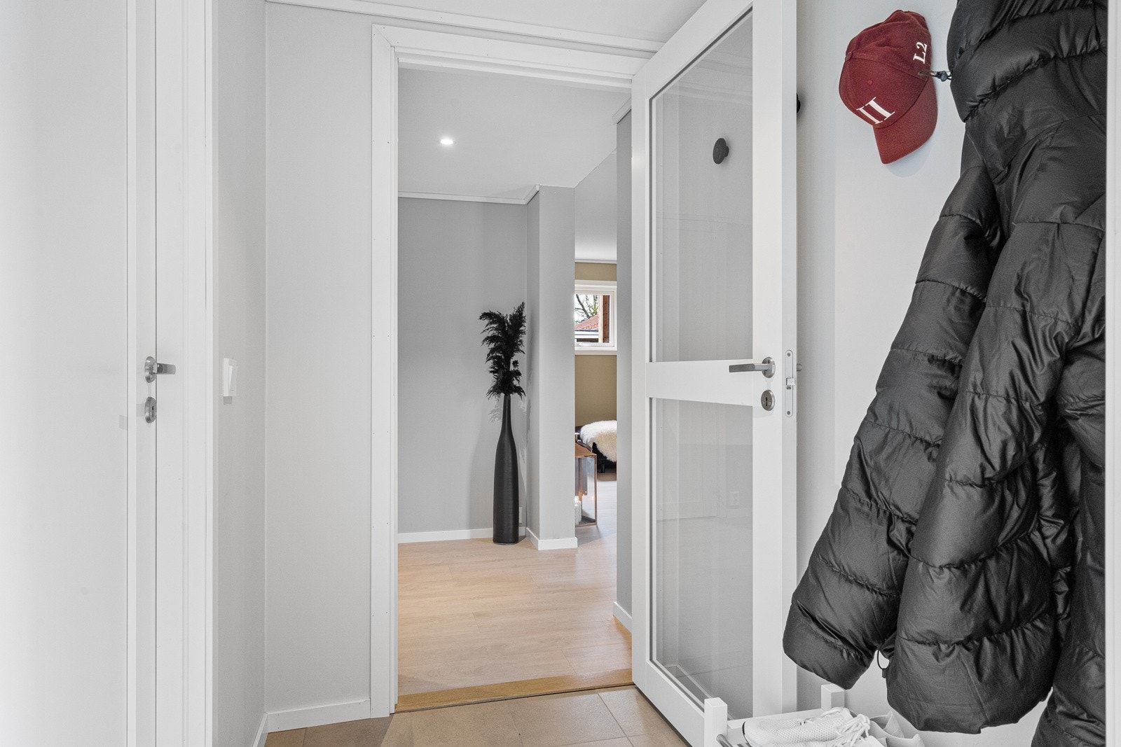 I hovedetasjen har du praktisk entré, som skiller 1. etg og sokkel. Her er det godt med plass for sko- og yttertøy Galleribilde