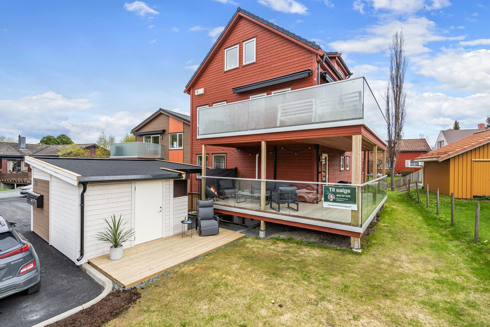 Det følger 2 oppstillingsplasser for bil på felles tomt. Det er muligheter for å oppføre carport på de aktuelle plassene om ønskelig Galleribilde