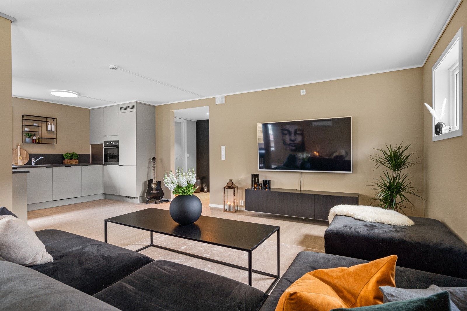 Her får du en koselig sofakrok, med plass til stor sofa Galleribilde