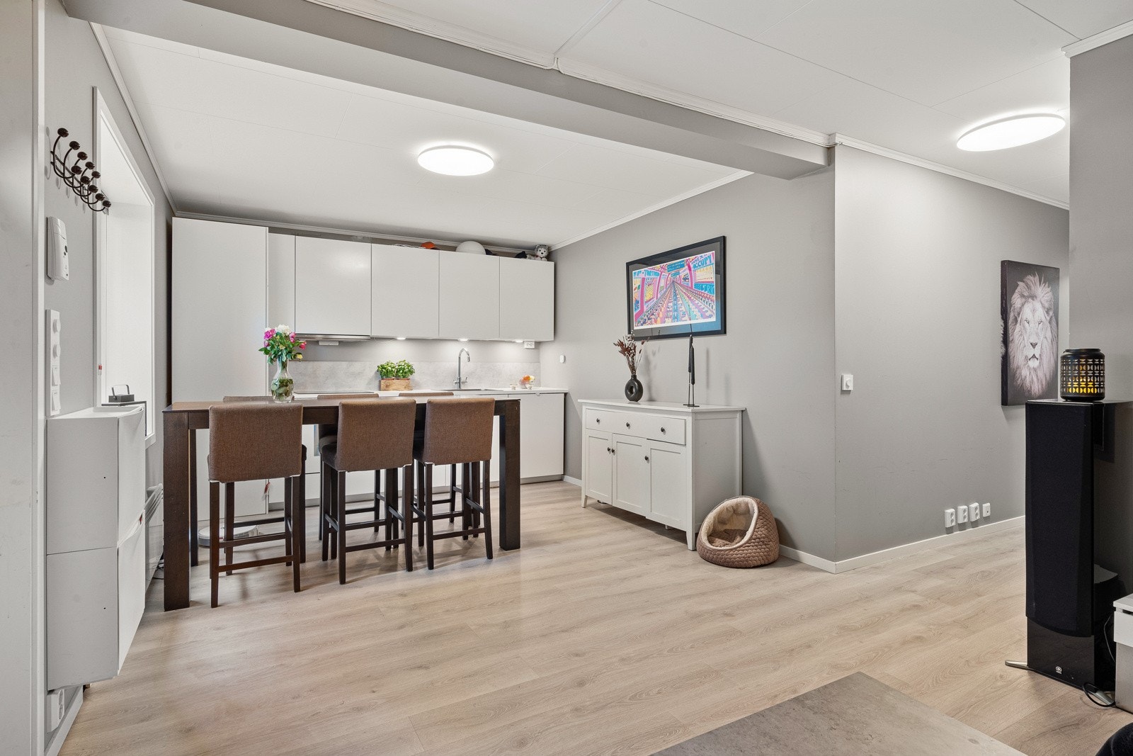 Enkel kjøkkeninnredning med over- og underskap, samt nytt kjøleskap fra 2022 Galleribilde