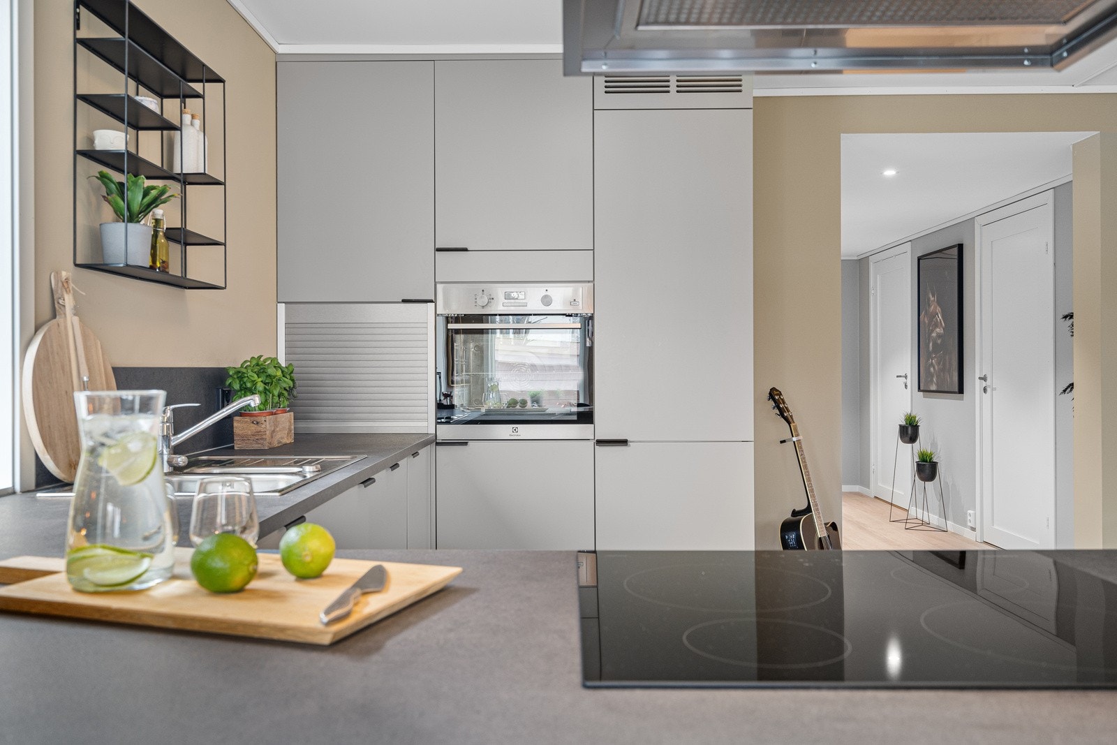 Av integrerte hvitevarer er det stekeovn, induksjonstopp, kjøle/fryseskap og oppvaskmaskin. Disse medfølger handelen Galleribilde