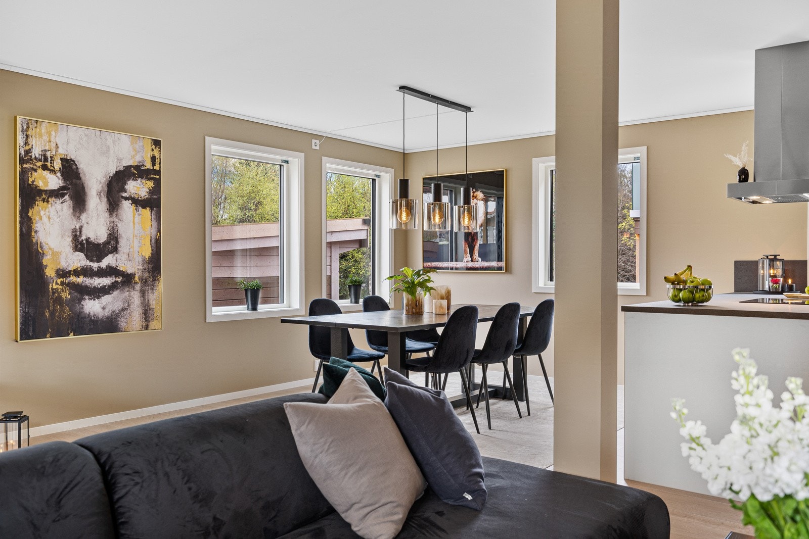 Velkommen til Brøsetvegen 160 B - En totaloppusset halvpart på 187 m² med en gjennomgående pen standard og egen utleiedel i sokkeletasje Galleribilde