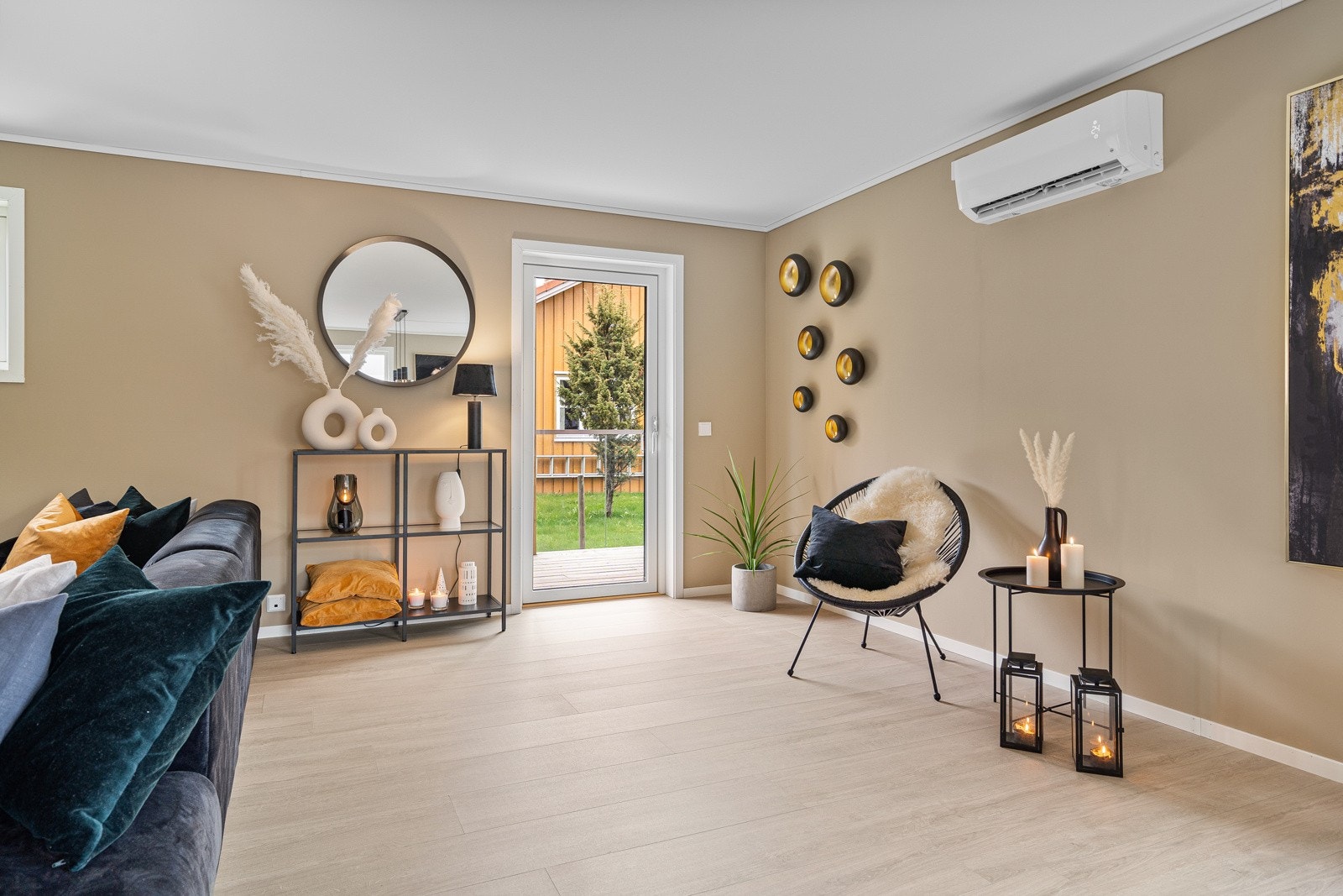 Boligen ligger skjermet til, omkranset av grøntareal, som gir pent utsyn fra samtlige rom Galleribilde