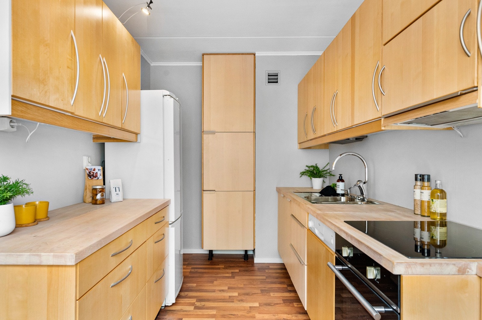 Lyst og pent kjøkken med gode arbeidsforhold. Galleribilde