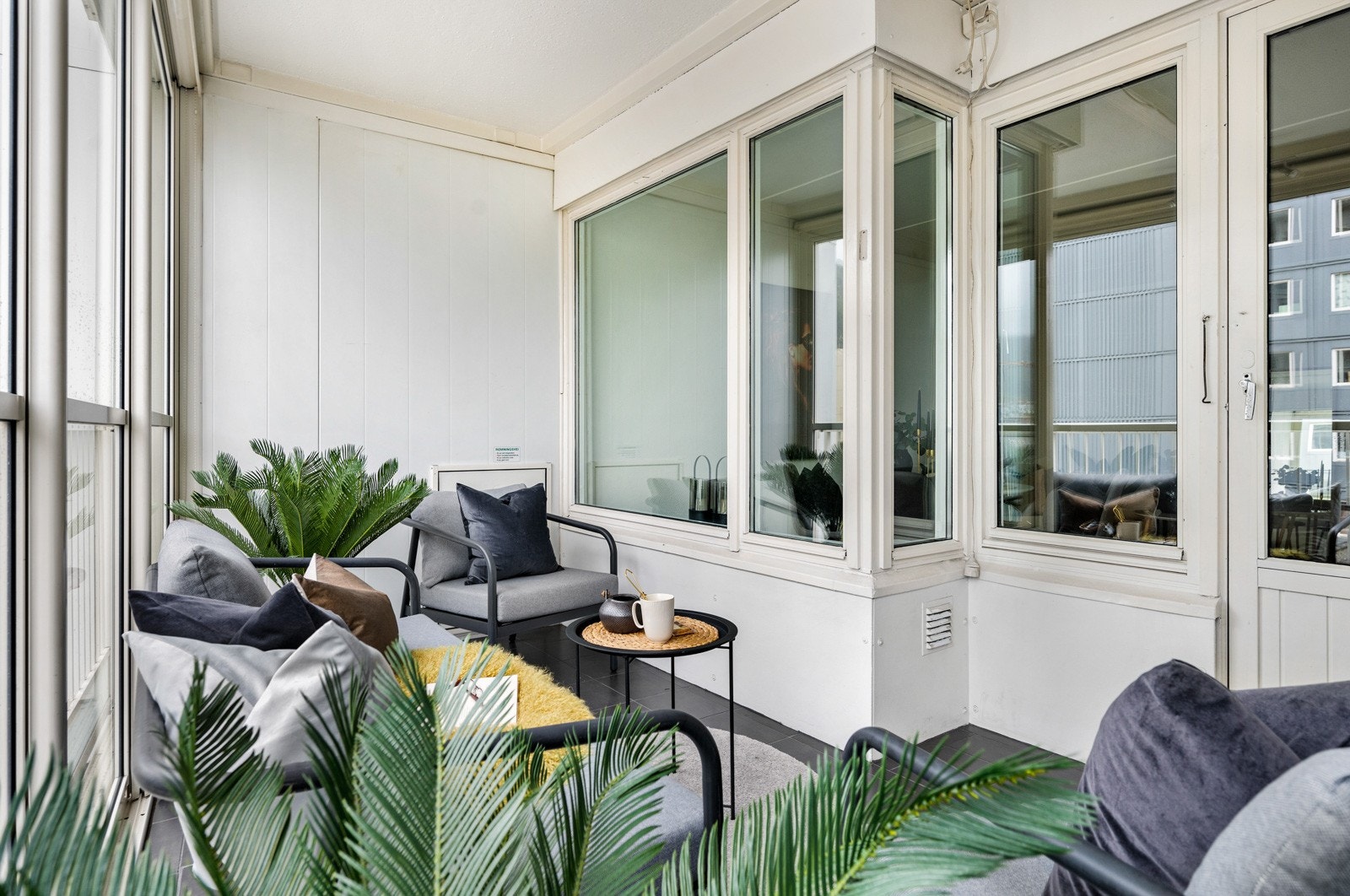 Balkongen har god plass til møblement etter ønske Galleribilde