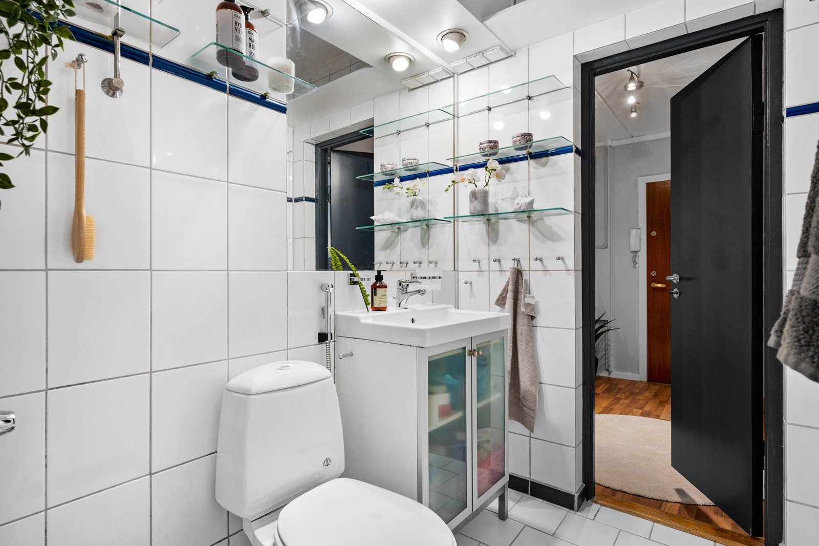 Lyst og pent baderom med fliser på gulv og vegger. Galleribilde