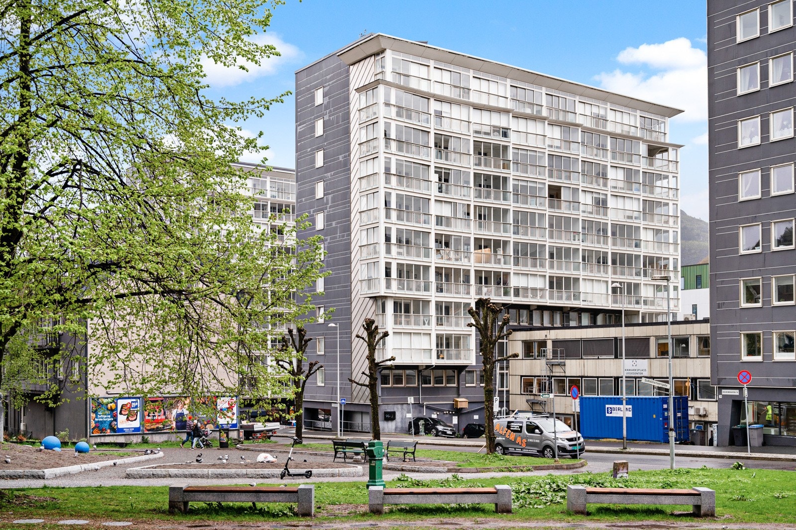 Leiligheten har en meget sentral beliggenhet på Danmarksplass. Området rundt Danmarksplass har hatt en omfattende utvikling de senere år med positiv fornyelse av gatebildet og nabolaget. Galleribilde