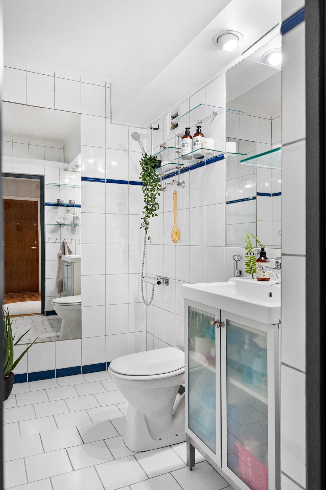 Lyst baderom med fliser på gulv og fliser på vegger. Galleribilde