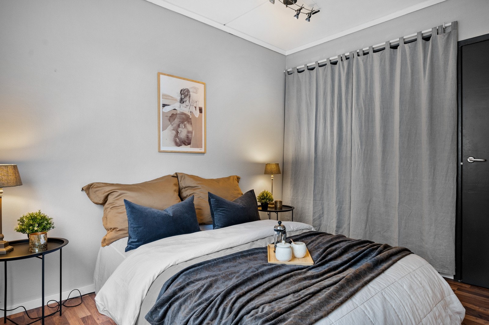 Soverommet har god plass til dobbeltseng, nattbord, samt oppheng- og hylleløsninger. Garderobeløsning på soverom. Galleribilde