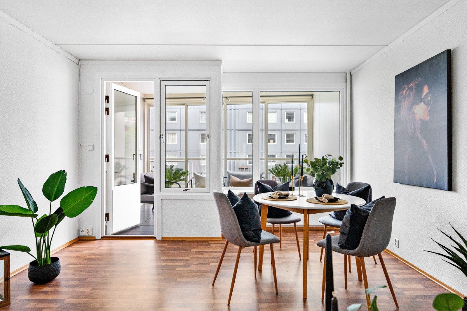 Herlig innglasset balkong på ca 10 kvm med fliser på gulv. Galleribilde