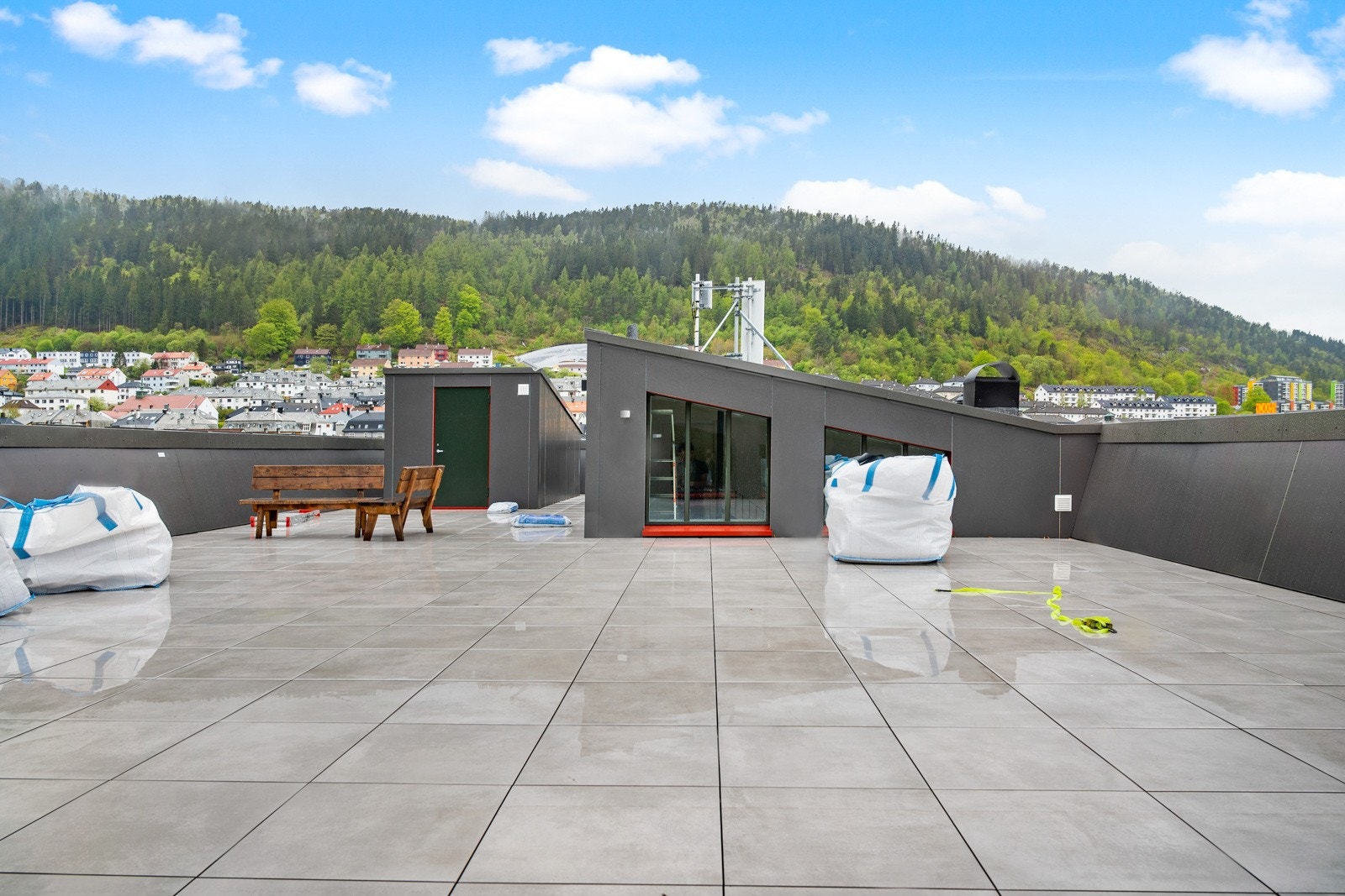 Felles takterrasse - her kan man nyte solen hele dagen i sommerhalvåret. Galleribilde