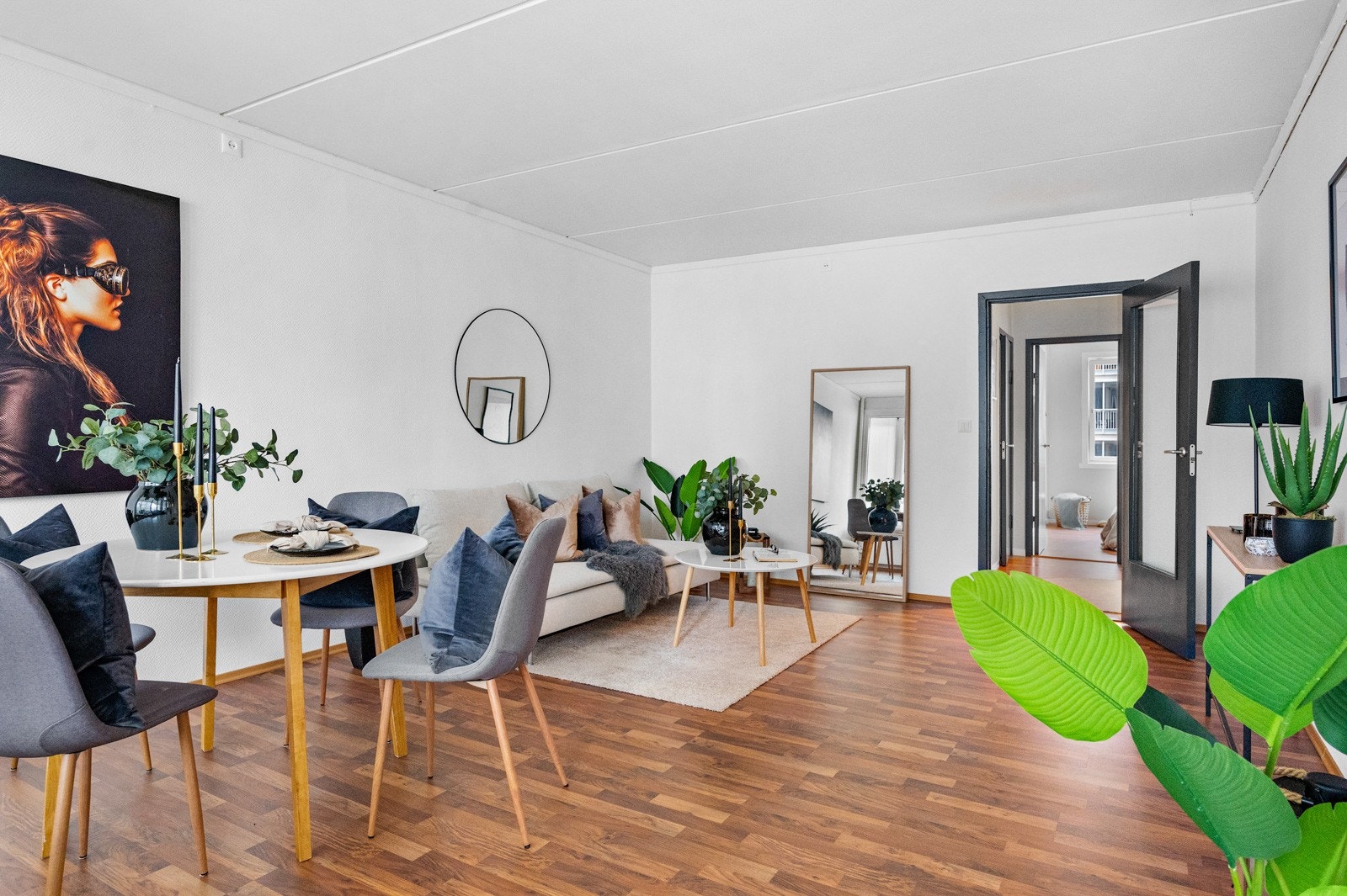 I stuen er det god plass til sittegruppe og spisestue Galleribilde