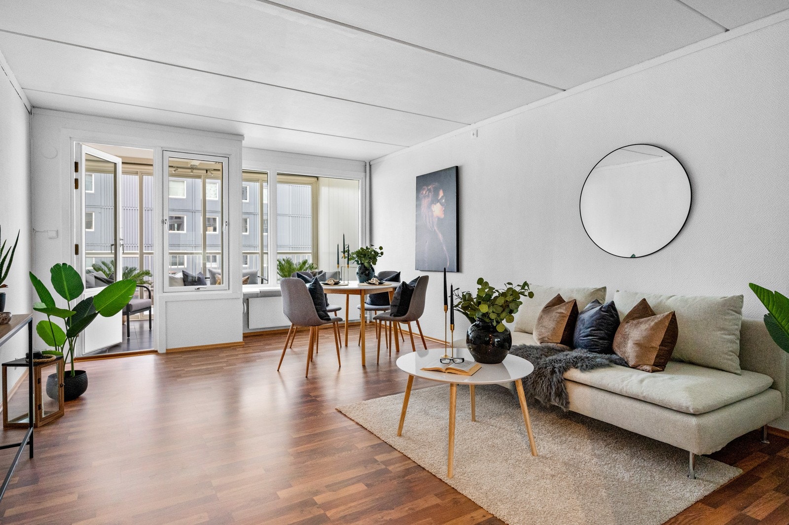 Stuen er lys og romslig med god plass til sofagruppe. Fra stuen er det utgang til en flott innglasset balkong som fungerer som en forlengelse av stuen i sommerhalvåret. Galleribilde