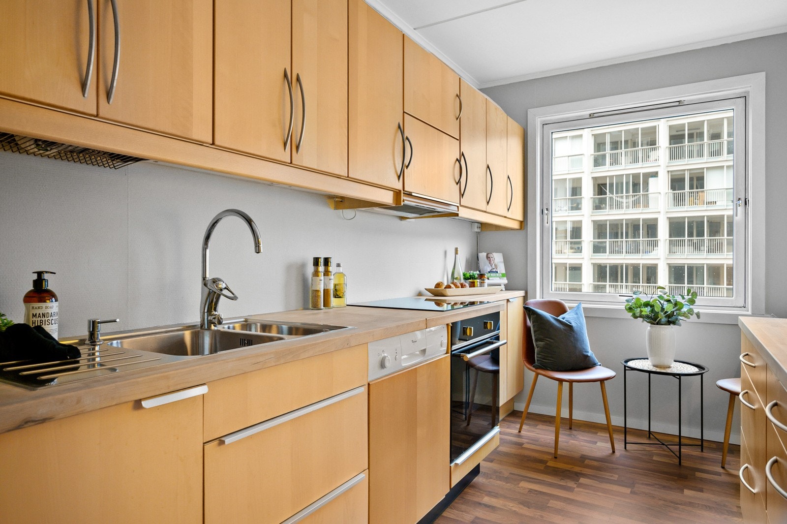 Kjøkkenet er utstyrt med stekeovn, keramisk topp og oppvaskmaskin. Ventilator med avtrekk gjennom yttervegg. Kjøl - og fryseskap. Vindu som inviterer utsikten og lyset inn. Galleribilde