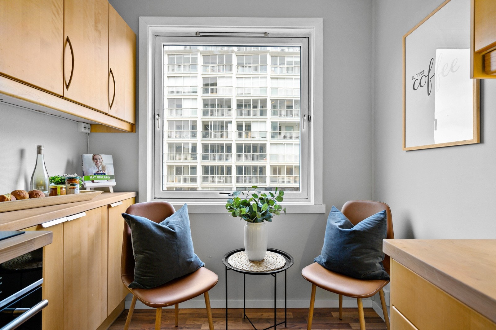 Kjøkkeninnredning med glatte fronter. Heltre benkeplate med nedfelt kum i rustfritt stål. Galleribilde