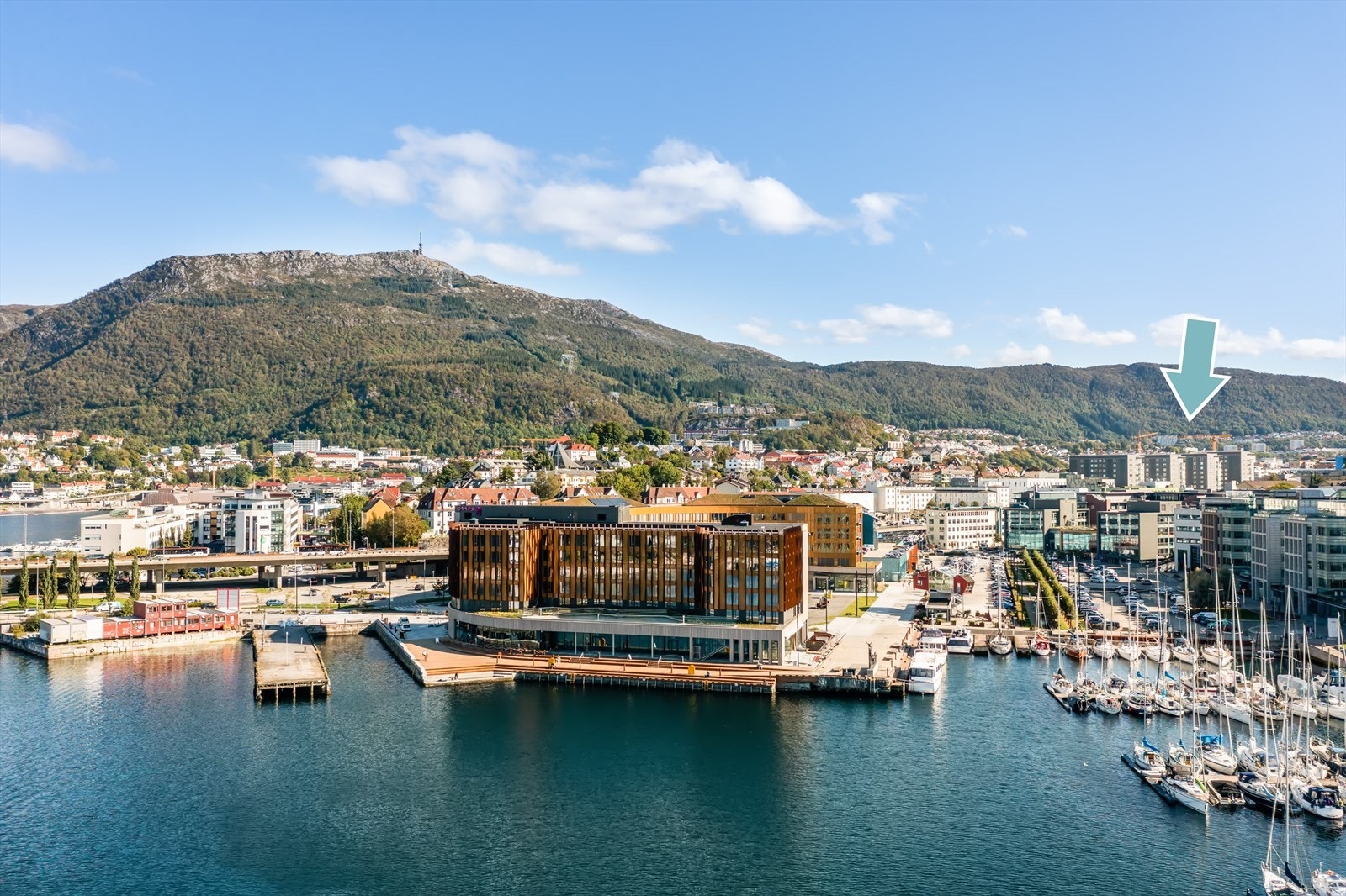 Fra leiligheten (pil) er det kort avstand til blant annet Ulriken og flotte tur/joggemuligheter rundt Store Lungegårdsvannet! Galleribilde