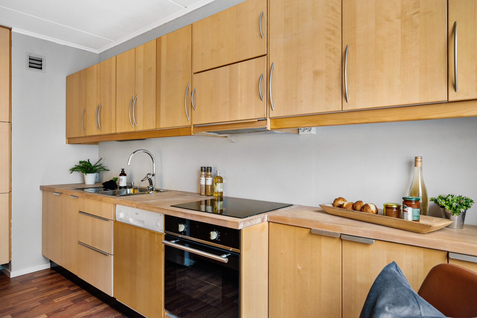 Kjøkkenet er utstyrt med god oppbevaringsplass. Galleribilde